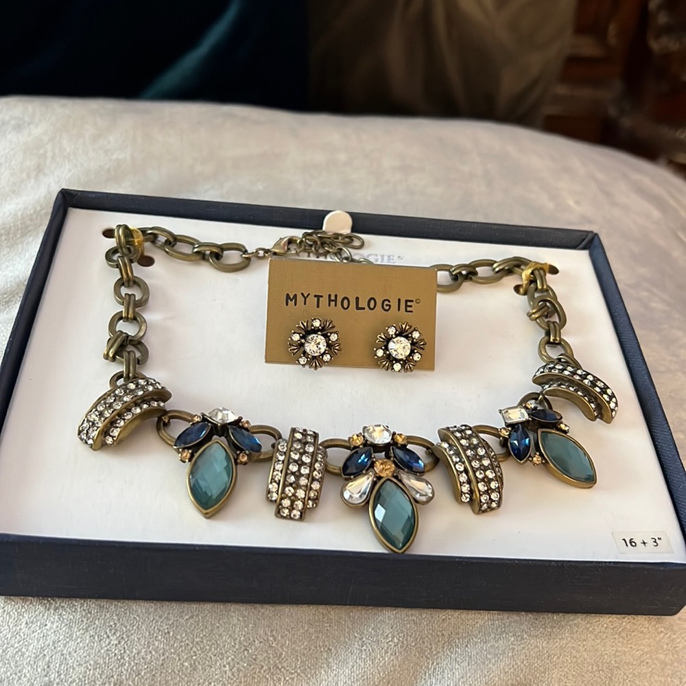 Mytholgie necklace and earring set